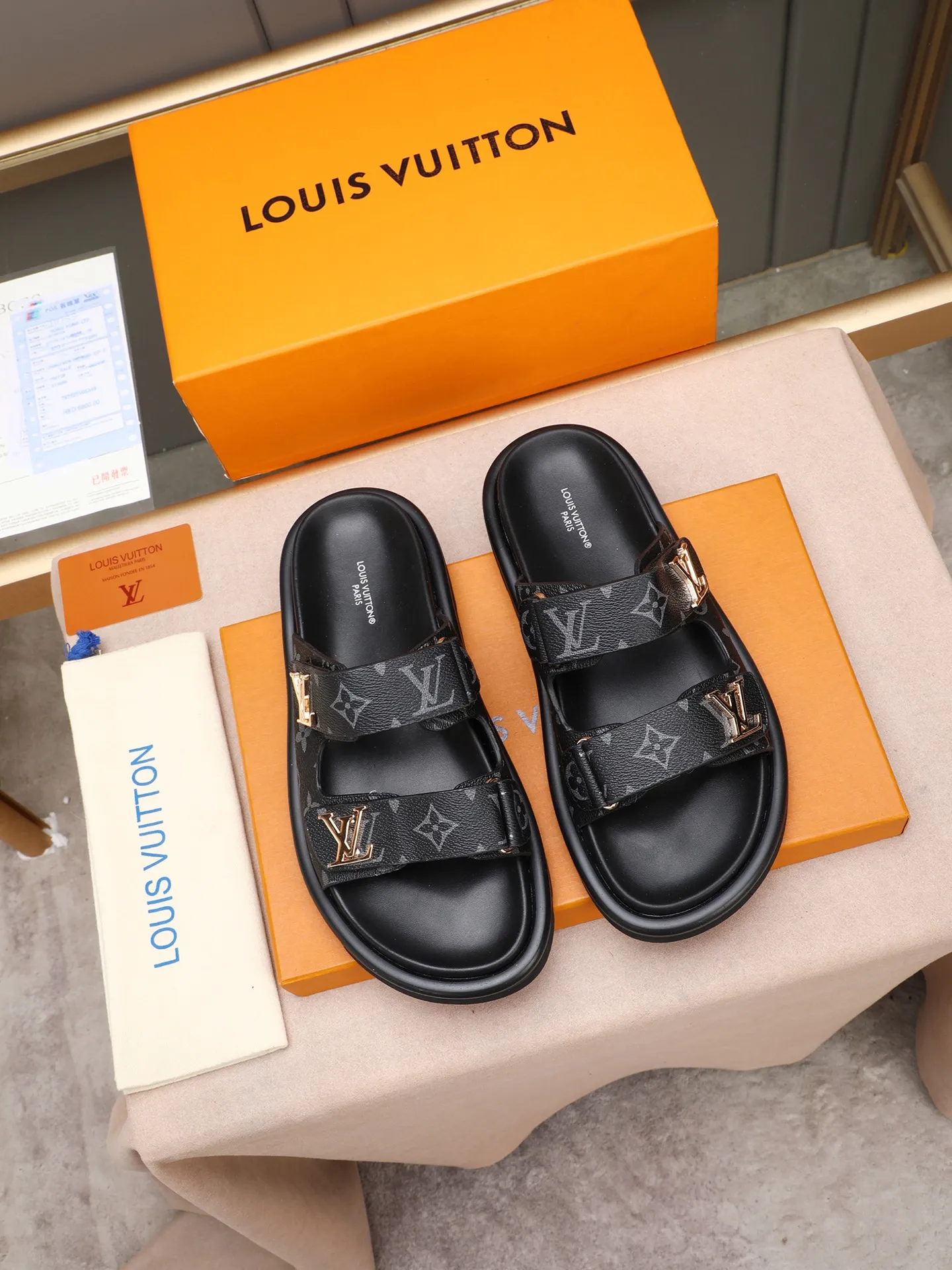 PP360 [LOUIS VUITTON] Louis Vuitton, LV printing, men's and women's slippers are on the market. The drawer box packaging comes with a cloth bag and a card. The upper pattern looks very soft and waxy, and it is a super versatile leg slimming tool. Fabric: imported denim/canvas/old fabric, LV hardware LOGO, official website pattern printing, comfortable to wear, feet: high-elastic PU water table. Sole: foam sole, heel height: about 5cm. Code number: 35-46, 35, 45, 46 are custom-made and non-returnable. Color: multiple colors and styles available.